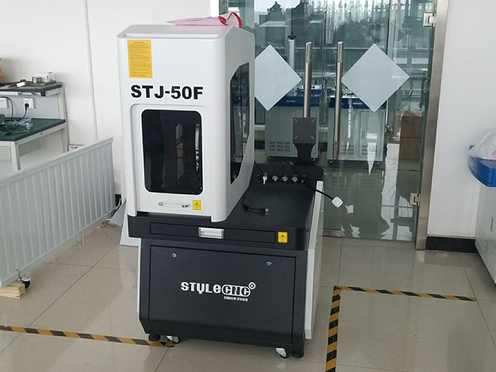 業(yè)余愛(ài)好適用于小型企業(yè)、家庭商店的光纖激光雕刻機(jī)