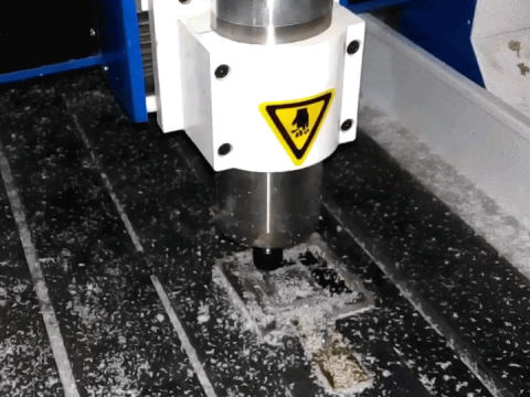 迷你數(shù)控雕刻機(jī)正在制作廣告用丙烯酸樹(shù)脂