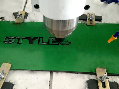 小型業(yè)余愛好數(shù)控銑床切割鋁板