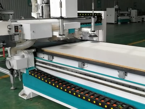 用于客廳家具制作的嵌套數(shù)控雕刻機(jī)