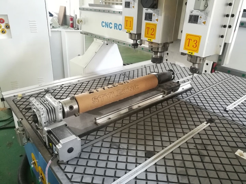 帶車床附件的氣動自動換刀數(shù)控雕刻刻機(jī)