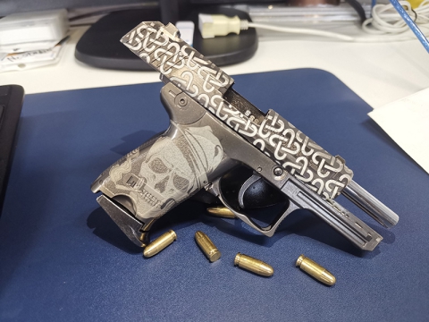 如何使用光纖激光深雕機(jī) DIY 定制槍支？