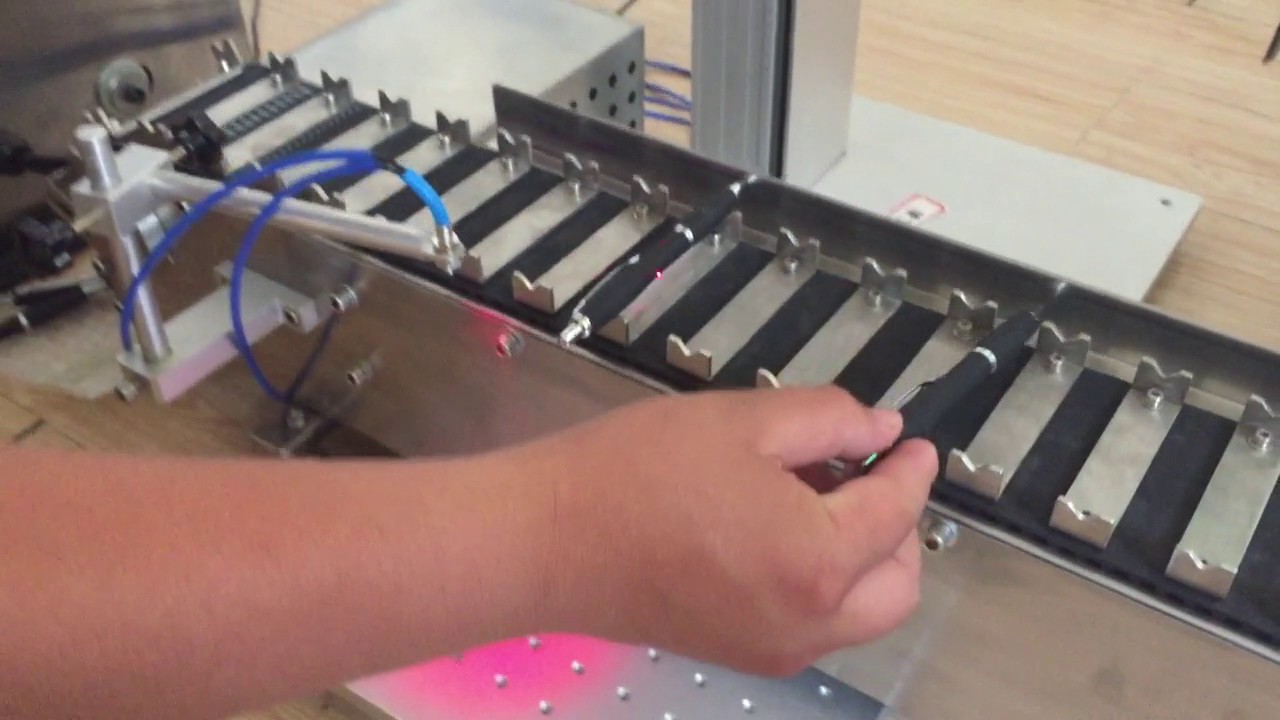 MOPA 激光打標機帶傳送帶，用于筆雕刻